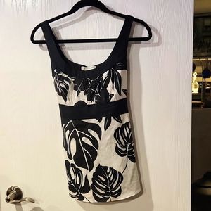 Classically versatile small sleeveless top from black and white market